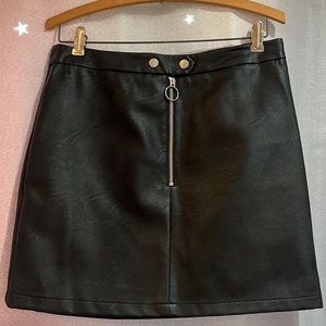 TOPSHOP NWOT VEGAN LEATHER BLACK SKIRT SIZE 8 FRONT ZIPPER W/DOUBLE SILVER SNAP✨